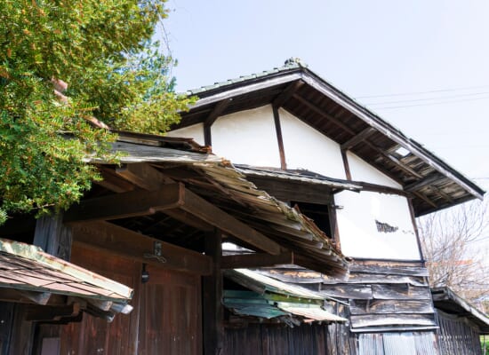 空き家を放置するとどうなる？知らないと怖いリスクと対策を解説